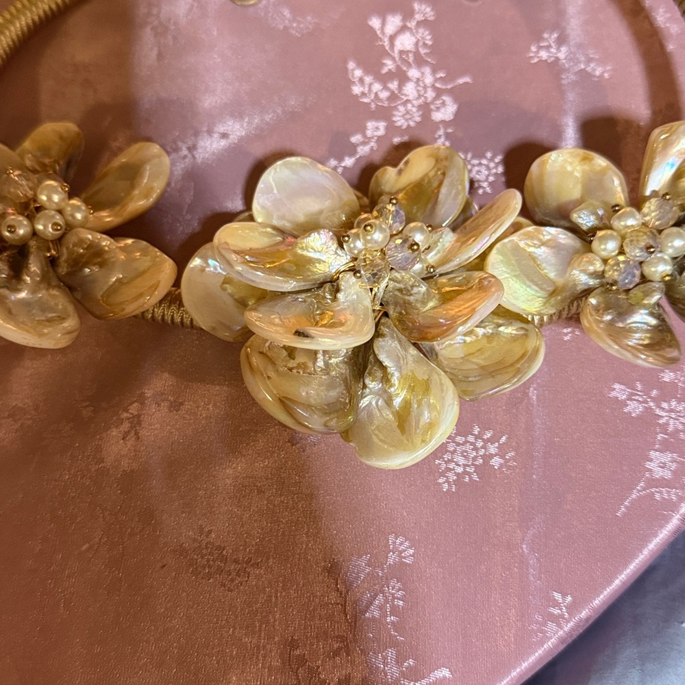 Elegant Gold Floral mother-of-pearl Necklace - Picture 2 of 2